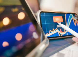 Analista multi-mercado avaliando alternativas em Bitcoin, Ethereum e forex